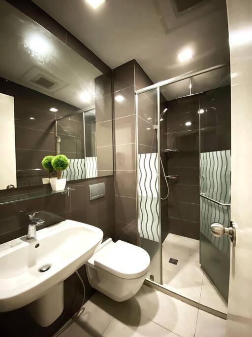 Acqua Private Residence Livingstone Tower Condo Unit With Free Wifi Manila Ngoại thất bức ảnh